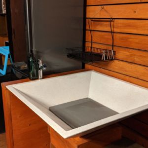 お皿、フライパン、卓上コンロ、ダッチオーブン、など大体のものはあるかと思います